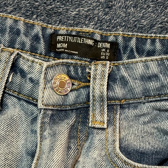 Pretty little thing mom Jean - Picture 2 of 4